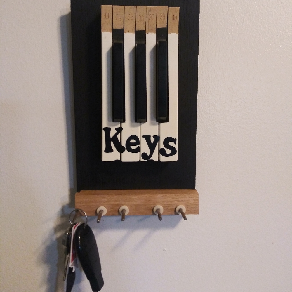 Piano key key holder